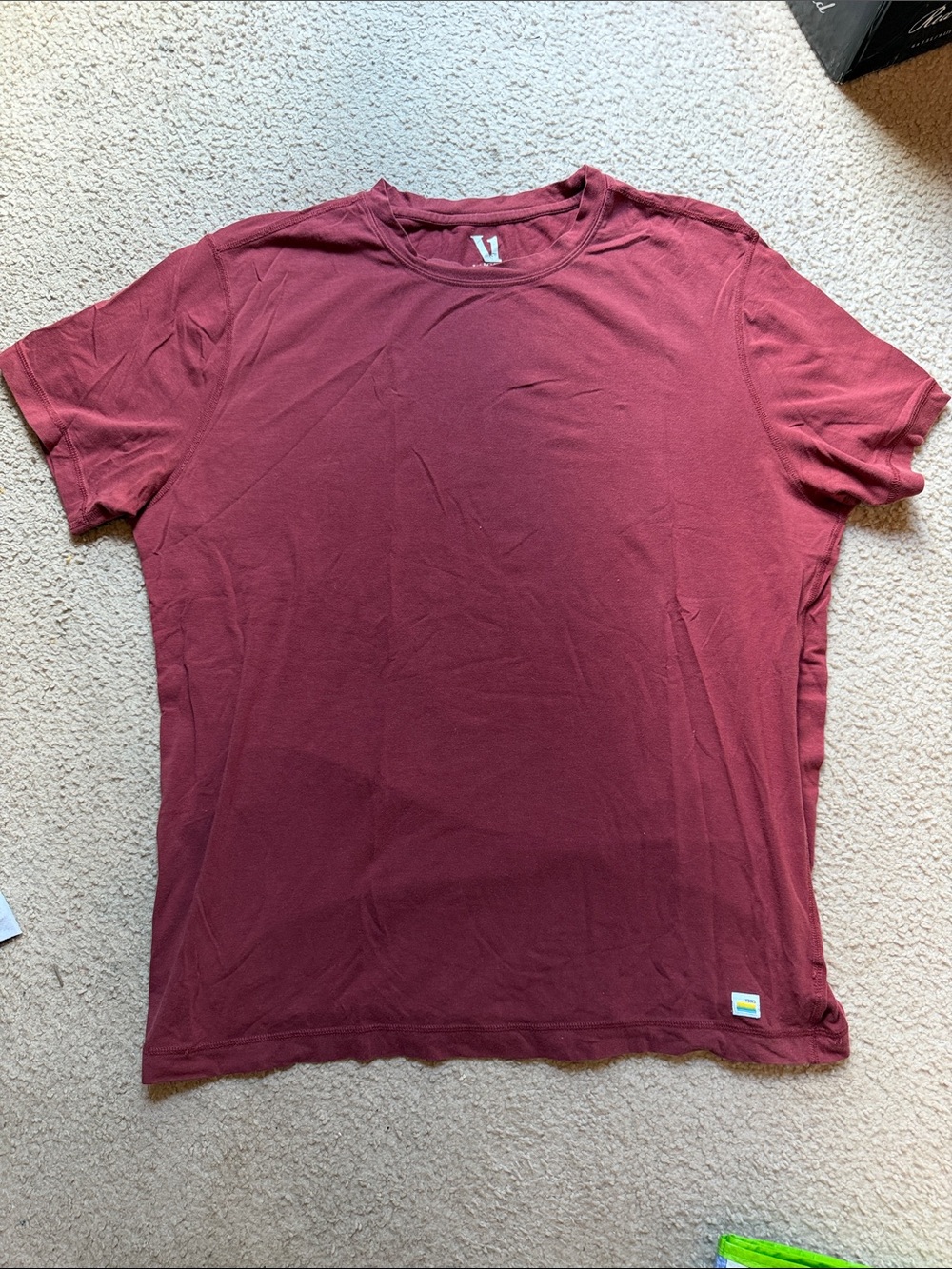 Vuori Short Sleeve Crew T-Shirt in Burgundy